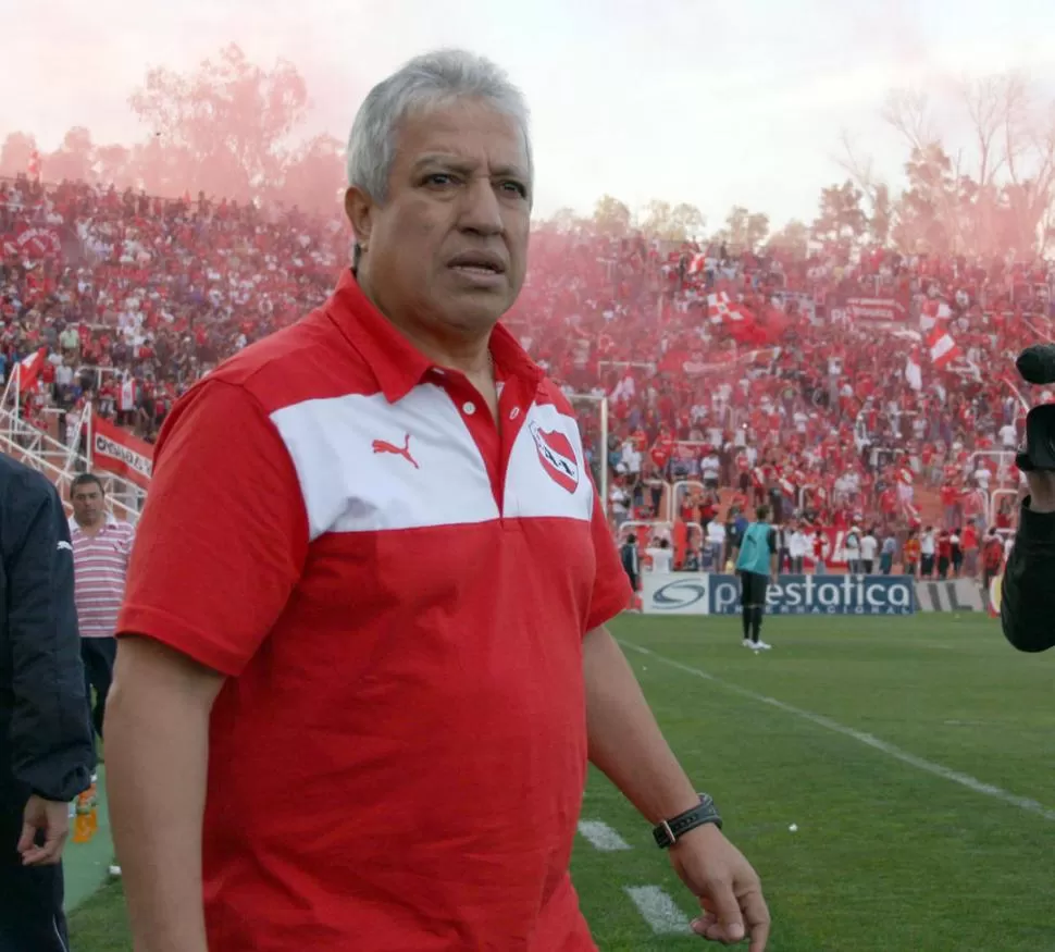 UNA DURA TAREA. Américo Gallego deberá sacar al rojo del descenso directo. NA (ARCHIVO)