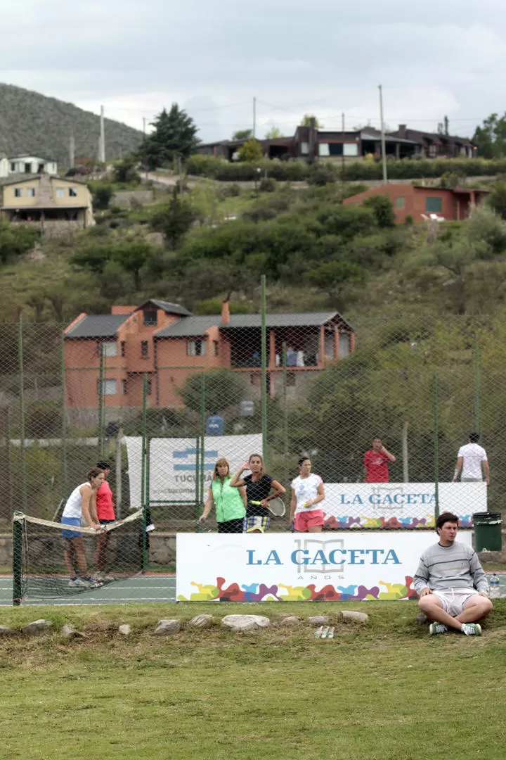 ATENTOS. Todos quieren saber qué pasa: hasta las tenistas se detienen a observar. 
