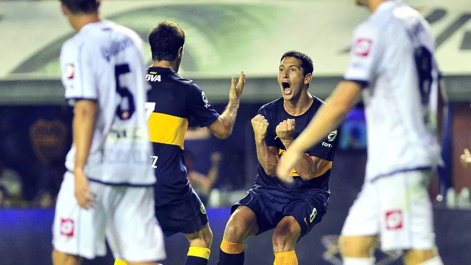 CHICO DE LA TAPA. Burdisso marcó dos de los tantos que permitieron torcer el marcador. TELAM