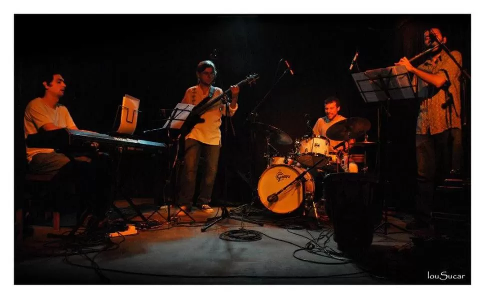  JAZZ. A las 23.30. José Luis Arcuri, Alberto Ramos, Rony López y Javier Podazza -integrantes del grupo Jazzeo- brindarán un show con fuerte influencia afrolatina en Mithos.