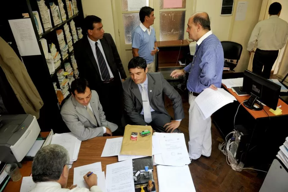 EN TRIBUNALES. Los cinco abogados de los imputados riojanos presentaron una apelación parcial del fallo que se anunció el 11 de diciembre. LA GACETA / FOTO DE FRANCO VERA