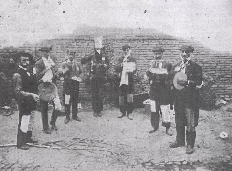 A COMIENZOS DEL SIGLO XX. La comparsa Murga Andaluza, de la campaña, fotografiada en el Carnaval de 1906. LA GACETA / ARCHIVO