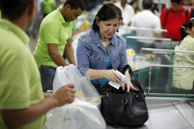 Los venezolanos salen a comprar ante la devaluación