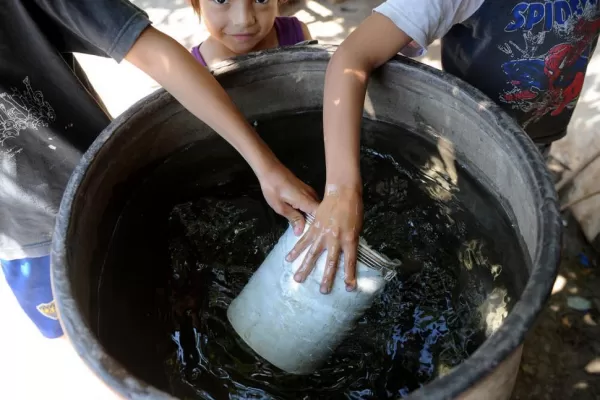 En Garmendia madrugan para conseguir agua