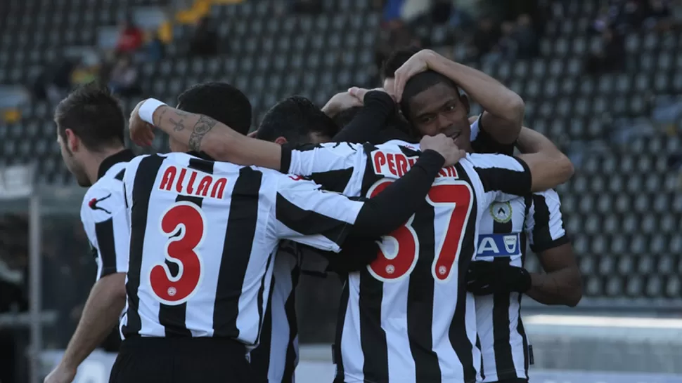 TODOS CON EL. Pereyra ya anotó su gol y sus compañeros se acercaron a celebrarlo. FOTO TOMADA DE UDINESE.IT