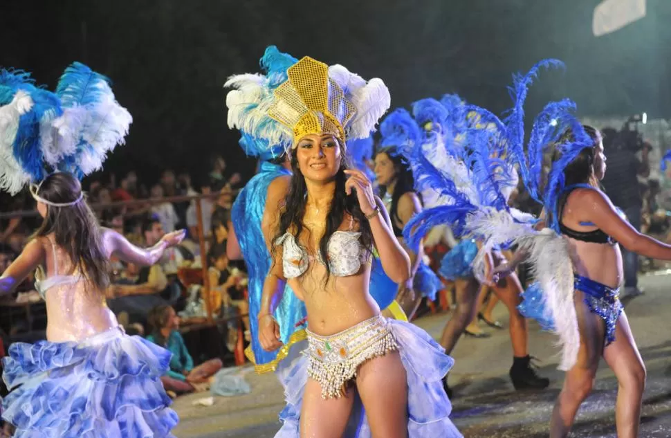 Las bailarinas se tomaron su tiempo para mostrar lo que saben hacer frente al palco oficial, donde estaba el jurado, y también para sacarse fotos. En la imagen, una pasista de Frou Frou. 