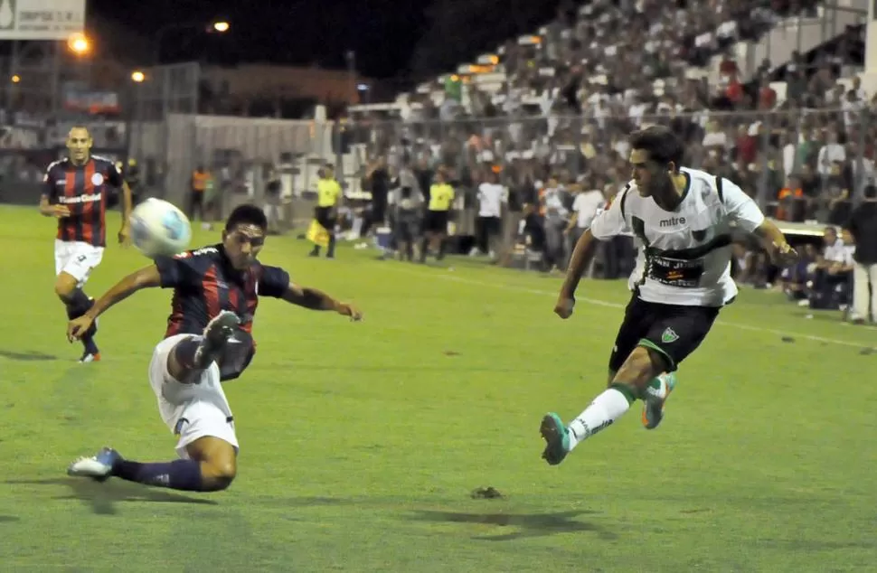 MUY POCAS EMOCIONES. San Martín de San Juan y San Lorenzo mostraron un pobre nivel en el arranque del certamen. Durante los 90 minutos, cada equipo contó con dos chances para abrir el marcador. 