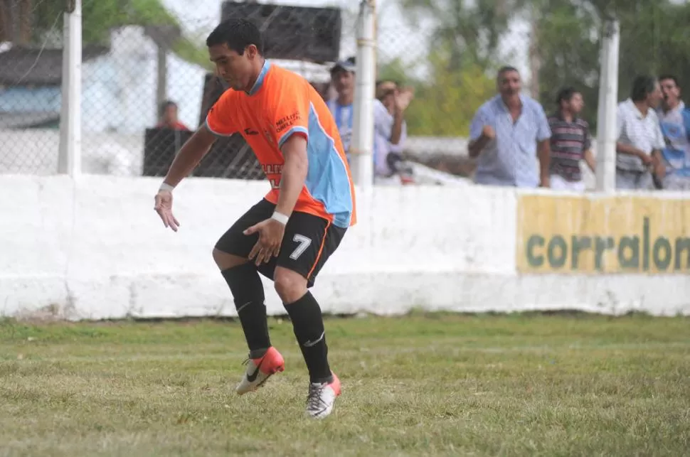 EL BAILE DE LA FOCA. López realizó el clásico festejo luego de marcar el gol. Famaillá fue muy superior a Altos Hornos Zapla. 