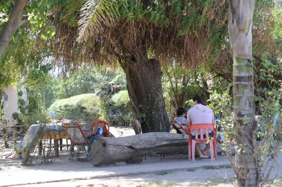 A LA SOMBRA. Sin agua, los pobladores buscan la sombra para huir del calor.  