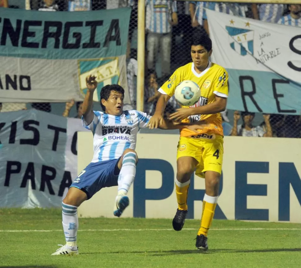 ES MÍA. Rodríguez lucha la posesión de la pelota junto a Chávez, de Crucero. El Pulga volvió a convertir y es el goleador. 