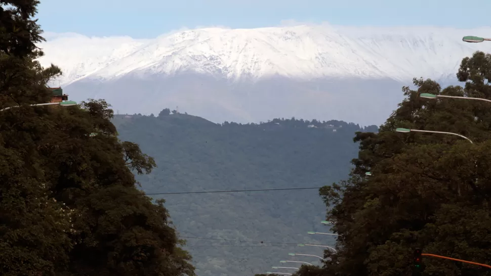 BLANCO. Así se veían los cerros esta mañana desde la avenida Mate de Luna. FOTO GENTILEZA DE DIEGO ARAOZ