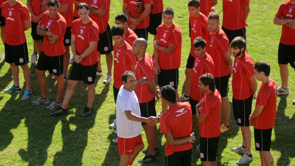 AL FRENTE. Roldán saluda al plantel en su primera práctica. LA GACETA / INES QUINTEROS ORIO