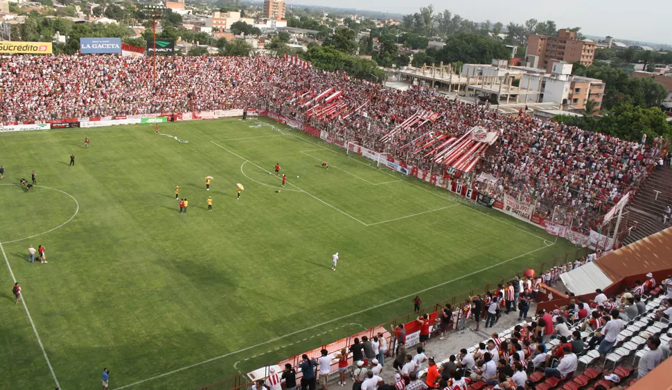 UN DÍA MÁS. Roldán podrá entrenar al equipo por 24 horas más antes que salgan a la cancha. LA GACETA (ARCHIVO)