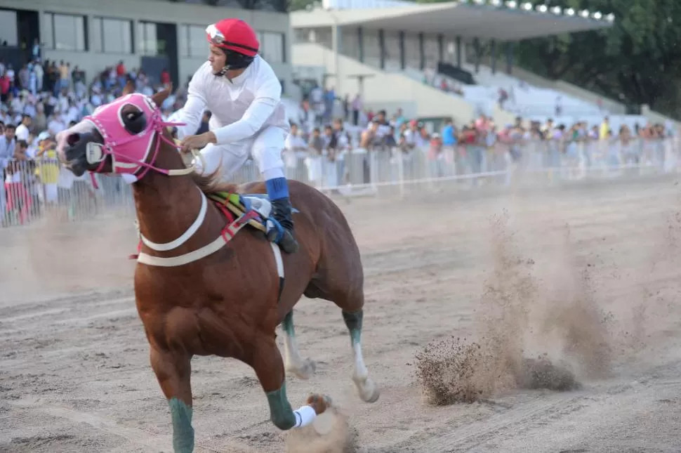 IMPARABLE. El alazán Casino fue una máquina de correr en el clásico cuadrero. 