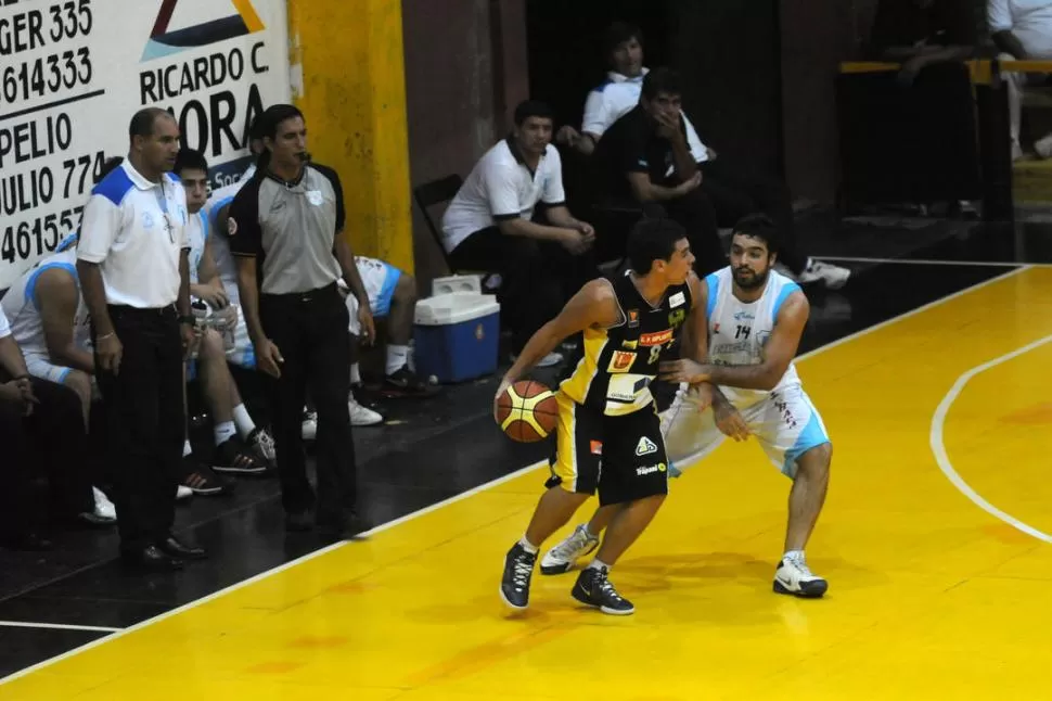 APORTE. Vildoza, que lleva la pelota ante la marca de Zanni, hizo 8 puntos ayer.  