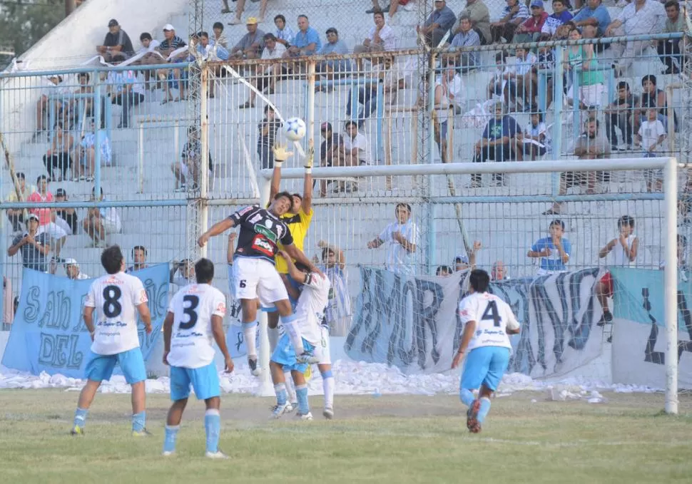 ¡MÍA! Nicolás Carrizo, arquero de Deportivo Aguilares, se apodera de la pelota ante la presencia de Luna, de los leones. 