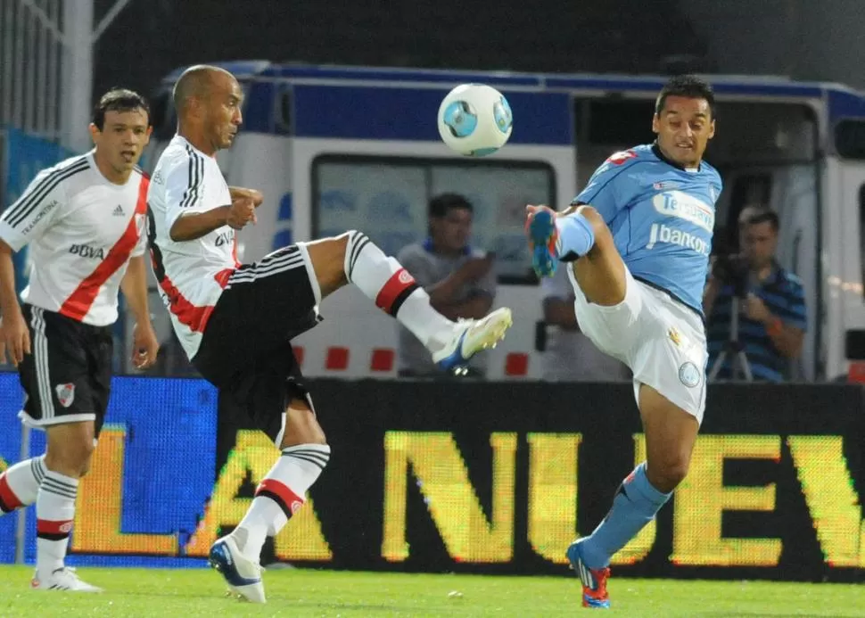 ÉSTA VEZ NO PUDO. Ante la mirada de Román, Ledesma disputa la pelota con el Picante Pereyra que venía de amargar a River en varias ocasiones y ésta vez sólo pudo estrellar un cabezazo en el travesaño. 