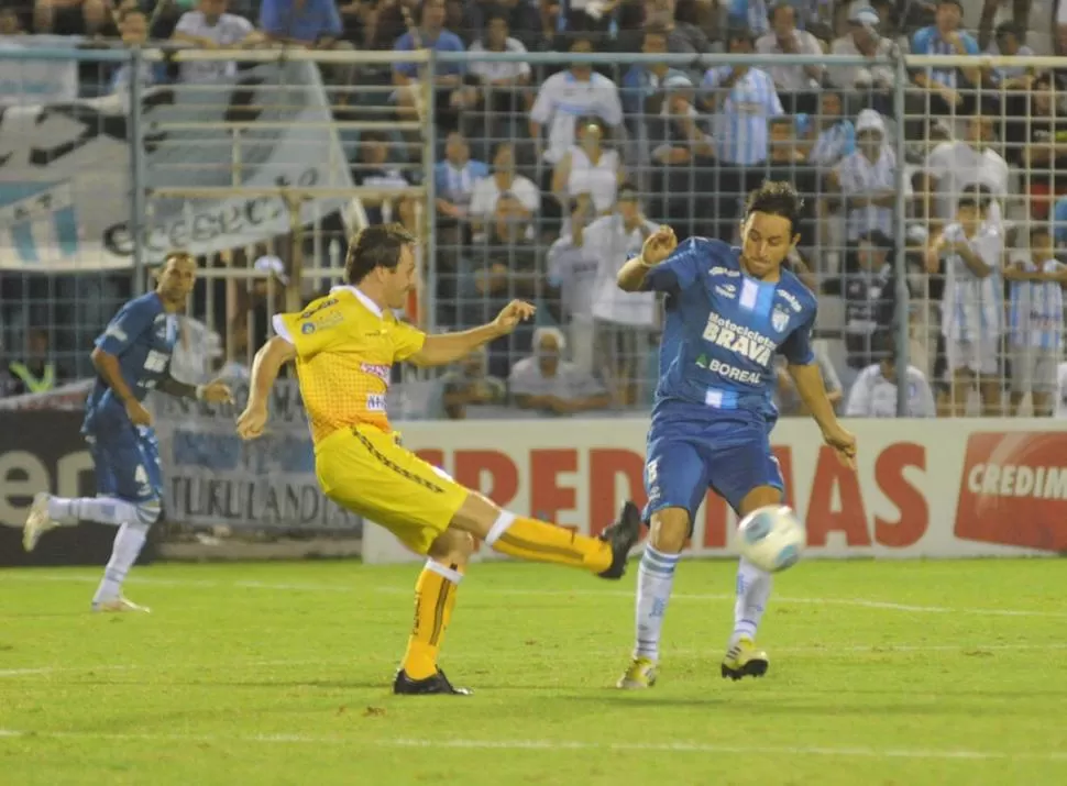 CON TODO. Barrado traba una pelota con Marczuk durante el segundo tiempo del partido del sábado; en ese período, la hinchada decana se ilusionó con el ascenso aunque los jugadores fueron más cautos. 