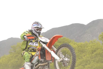 Rompió una rueda, la cambió y lo mismo ganó