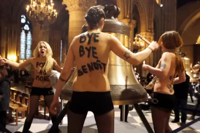 Feministas celebraron la renuncia del Papa en topless