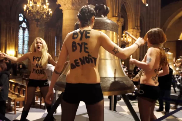 Feministas celebraron la renuncia del Papa en topless