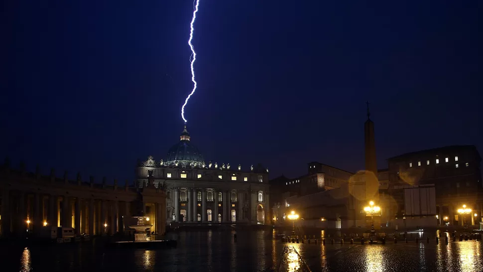 TORMENTA Y FRIO. Uno de los fotógrafos contó que esperó en la plaza San Pedro más de dos horas la caída del rayo. REUTERS