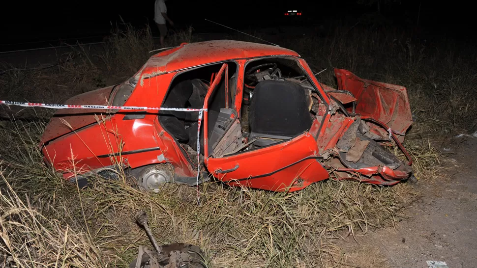 TREMENDO IMPACTO. El pequeño Eduardo viajaba en el asiento trasero del Renault 12. LA GACETA / FOTO DE OSVALDO RIPOLL