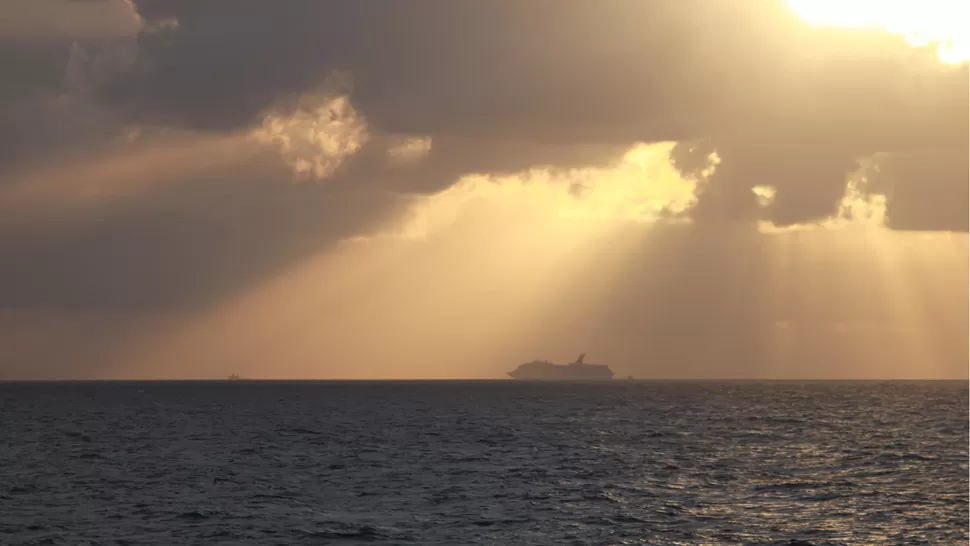 A LA ESPERA. Mañana la embarcación volvería a la costa. REUTERS.