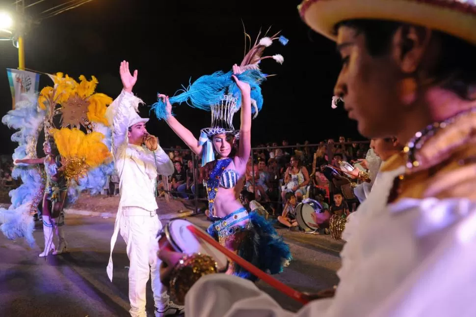 SERÁ UN GRAN RECUERDO. El paso de la comparsa Frou Frou, de Corrientes, dio cátedra de swing y profesionalismo durante los corsos de Aguilares. LA GACETA / FOTO DE OSVALDO RIPOLL 