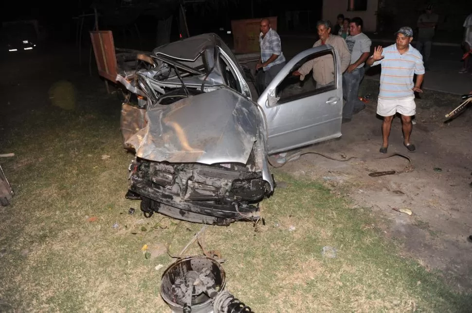 AL COSTADO DE LA RUTA. El Volkswagen Gol quedó dañado sobre el pasto. LA GACETA / FOTOS DE OSVALDO RIPOLL