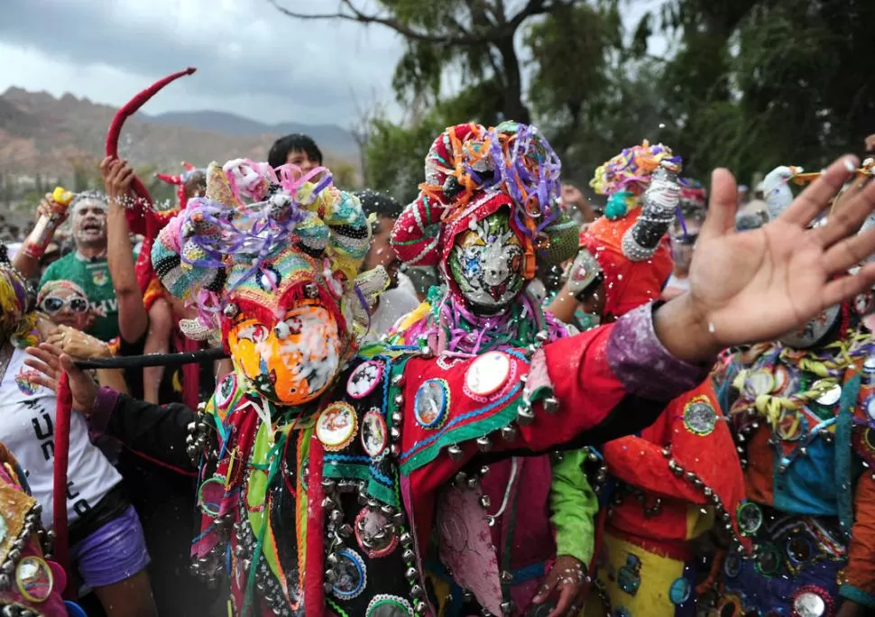 TRADICIÓN ANDINA. Las comparsas o diabladas bajaron desde los cerros.  