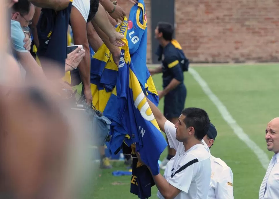 EL CRACK ESTÁ FELIZ. Román se quedó 20 minutos firmando las camisetas que le arrojaron los hinchas desde la tribuna. TéLAM