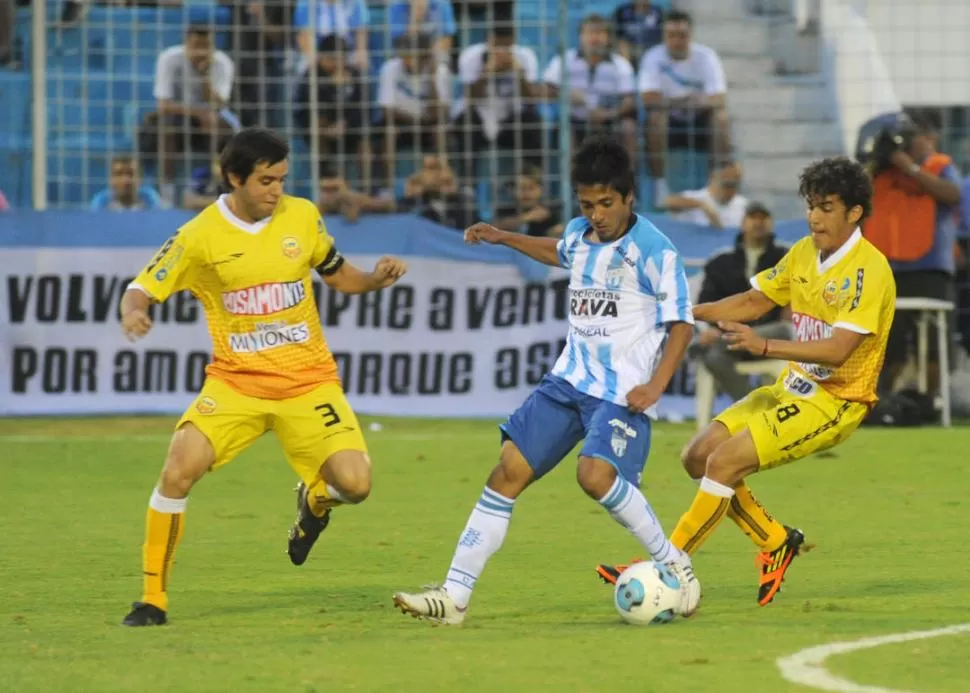 BUEN PARTIDO. Carrizo, quien maniobra ante la marca de Romero y Cabrera, cumplió un buen partido el sábado por la noche y le dejó una buena impresión a RR. 