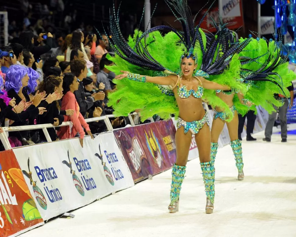 COLOR Y BRILLO. Jóvenes de una comparsa desfilan en el corsódromo. TELAM