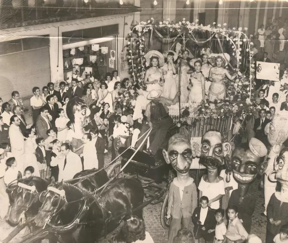  CORSOS DE FLORES. Comparsa de La Chicago en febrero de 1952.