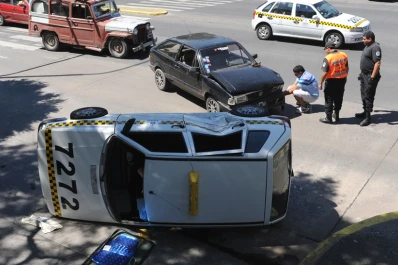 Choque y vuelco en la avenida Mate de Luna