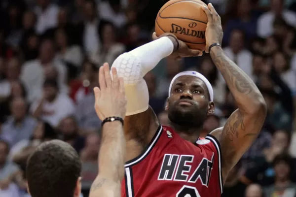 LeBron James agiganta su historia junto a los Heat