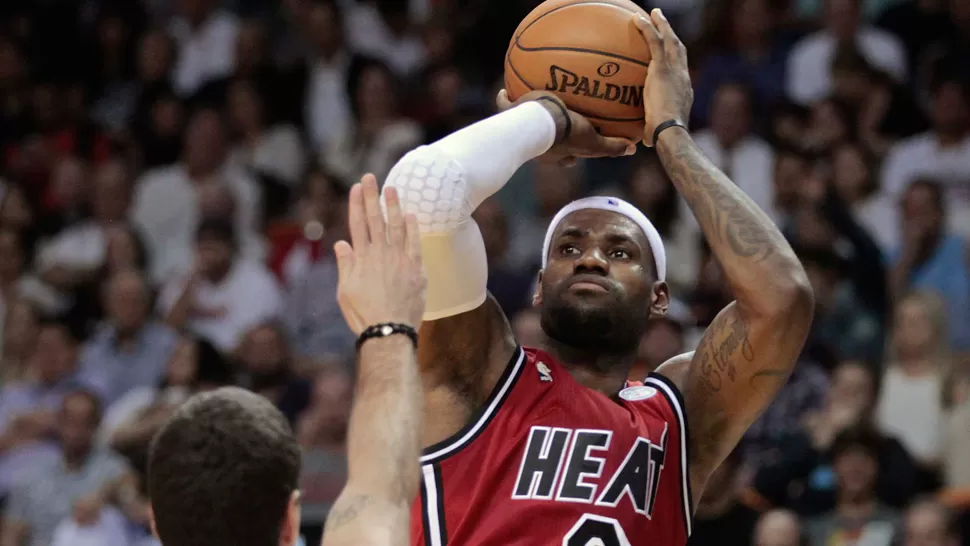 LETAL. James es uno de los lanzadores más temibles de los Heat, actuales campeones defensores de la liga. REUTERS