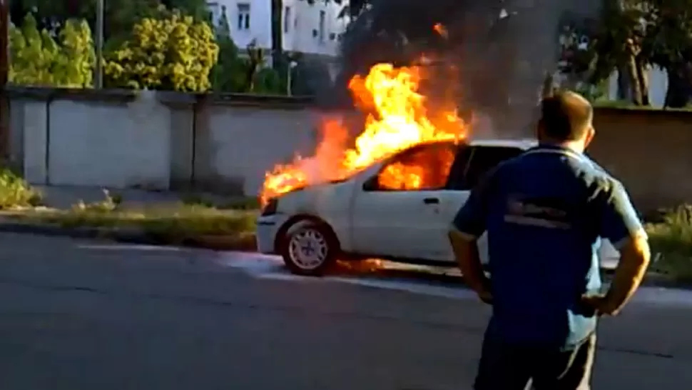 ATONITOS. Los transeúntes intentaron sofocar el fuego con extinguidores. CAPTURA DE VIDEO