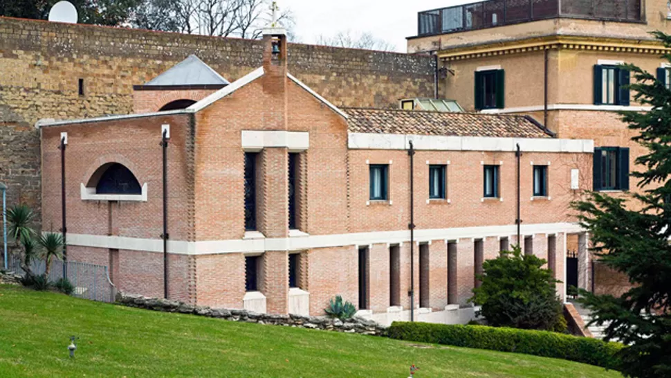 COMODIDADES. El convento tiene cuatro pisos y cuenta con una capilla, un comedor y una biblioteca. REUTERS