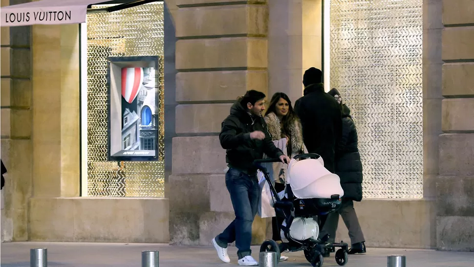 INCOGNITO. Leo y su familia recorrieron una zona comercial, siempre tratando de pasar desapercibidos. FOTO TOMADA DE TWITTER.COM/LEOMESSIFANSCLUB