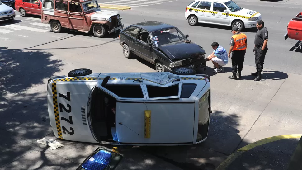 CONSECUENCIA DEL GOLPE. El taxi quedó recostado sobre las puertas del lado izquierdo. LA GACETA / FOTO DE ANTONIO FERRONI