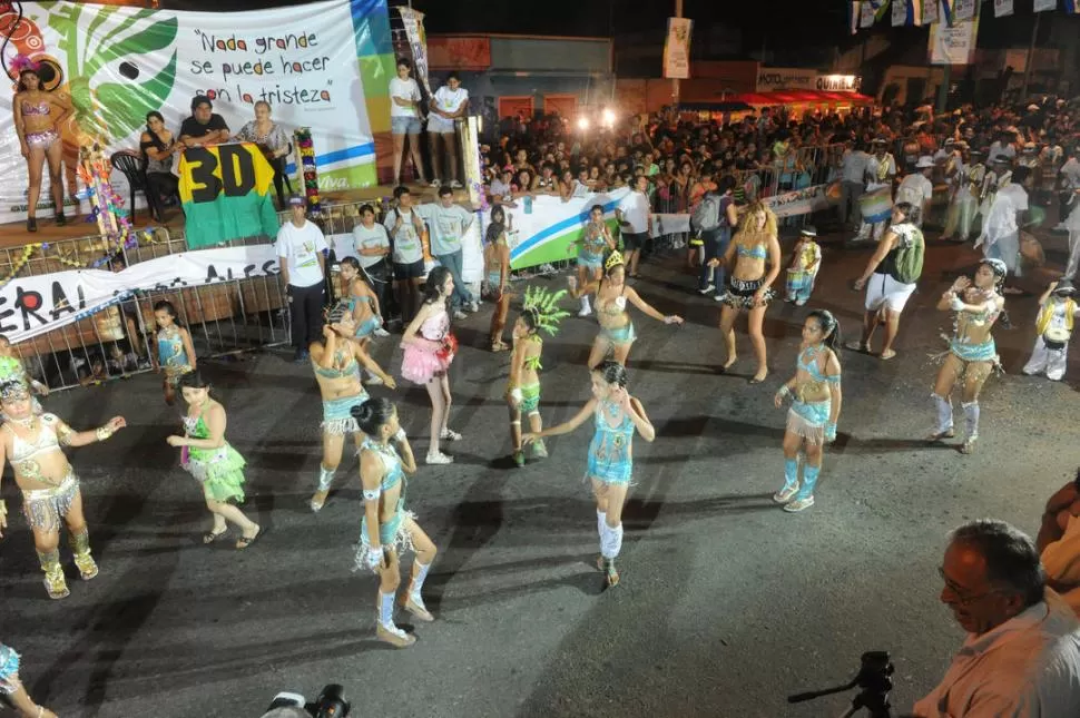 REQUISITOS. Para elegir a la reina del desfile, el jurado evaluó la simpatía, la belleza y la destreza de las nominadas. LA GACETA / FOTOS DE ANTONIO FERRONI