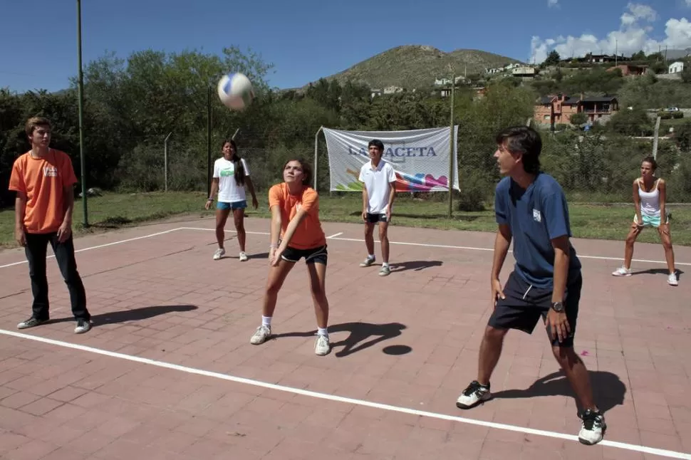 EQUIPO DE VILLA NOUGUES. Ramiro Tortosa, Consuelo Terán Nougués, Julieta Corbella, Gonzalo Brühl, Gabriel Terán Nougués y Sol Zavaleta se divierten, mientras se entrenan para disputar un nuevo partido  FOTOS DE DIEGO ARáOZ / ESPECIAL PARA LA GACETA  
