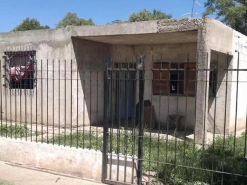 HALLAZGO. En la vivienda en la que mantuvieron en cautiverio a la joven salteña había una cama y esposas. FOTO DE ELTRIBUNO.INFO