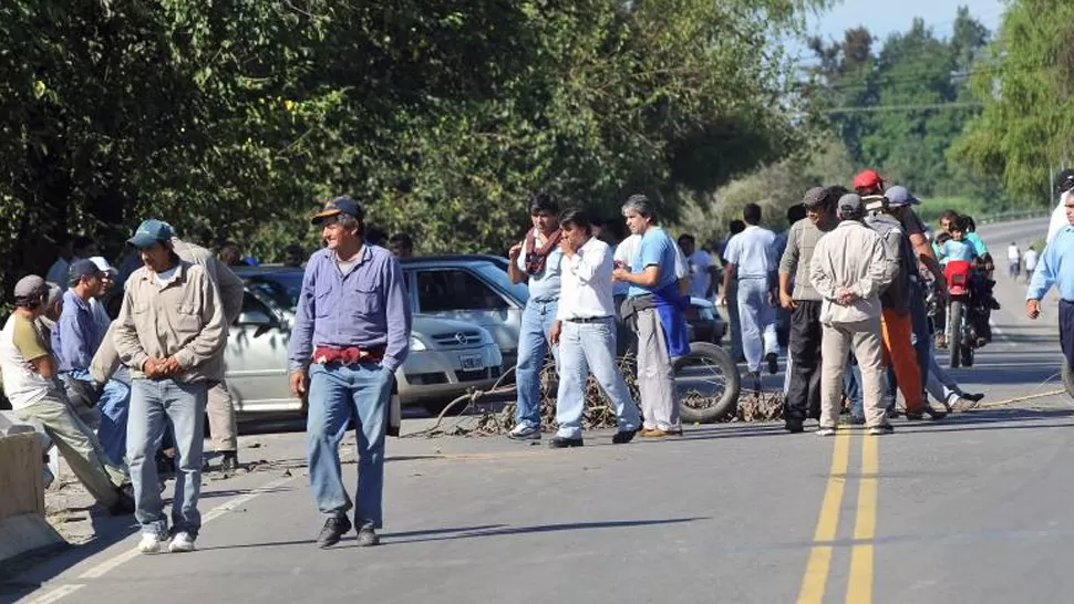 MODALIDAD. Los manifestantes de la CCC reparten folletos con sus reclamos a los automovilistas. LA GACETA / FOTO DE OSVALDO RIPOLL