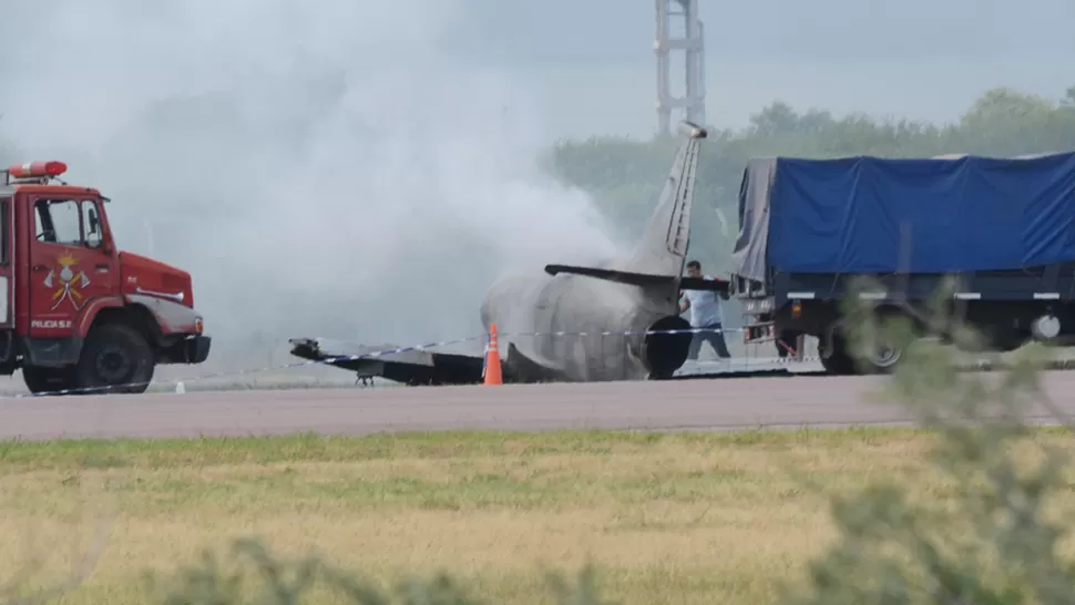 OPERATIVO. Dotaciones de Bomberos trabajaron varias horas para apagar el avión en llamas. GENTILEZA DIARIO PANORAMA