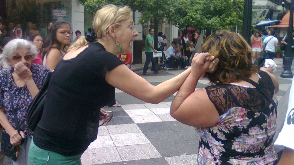 FORCEJEO. La mujer reaccionó y tomó de los pelos a la supuesta mechera. FOTO GENTILEZA CRISTINA VILLAFAÑE