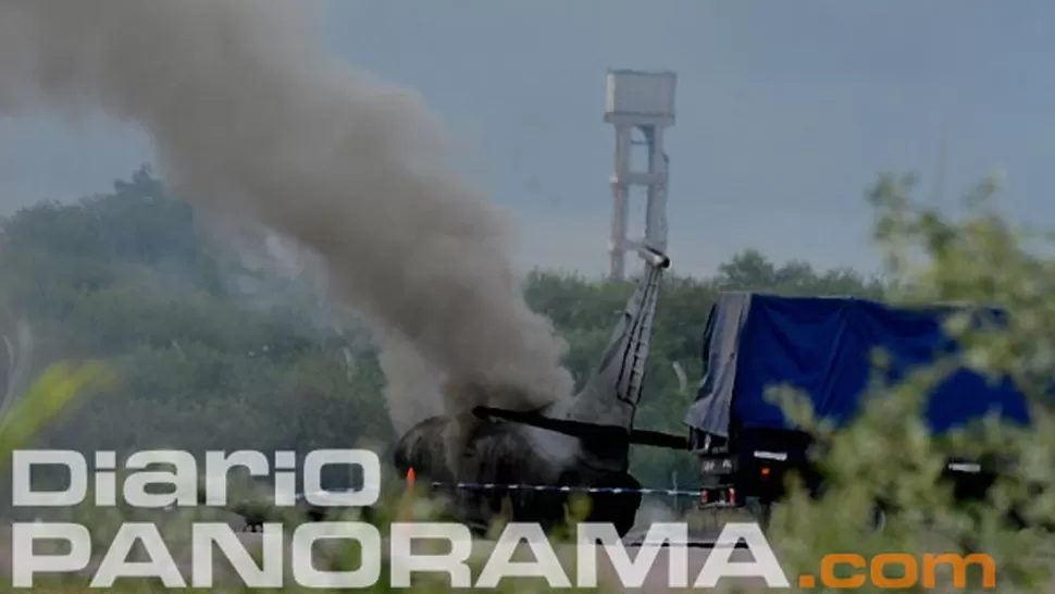 A TIEMPO. Los pilotos se arrojaron desde unos 40 metros antes de que el avión se estrellara. FOTO TOMADA DE DIARIOPANORAMA.COM