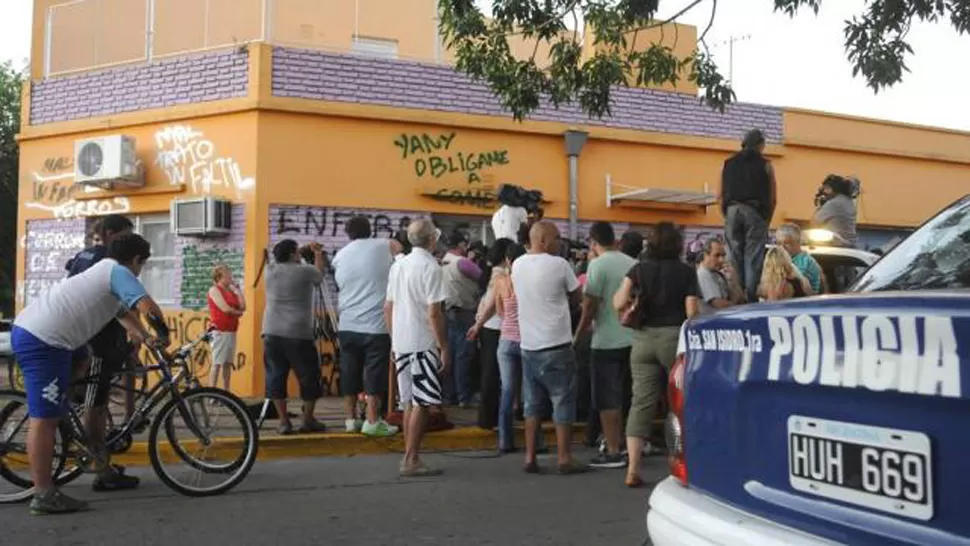 ESCRACHE. Cuando se conocieron los maltratos, los vecinos se manifestaron frente al jardín. (DYN)